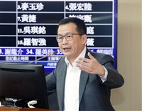 衛福部公布護理人員全年薪資 藍指自欺欺人