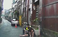 女通緝犯拒捕噴辣椒水  金山警忍受劇痛壓制