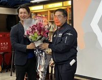 高志綱發表分享新書 黃偉哲購贈台南基層棒球隊