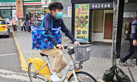 都會醫師騎YouBike外送醫療 長照在家住院新思維