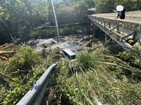 苗縣南庄廂型車墜谷 3人受困警消吊掛脫險助送醫
