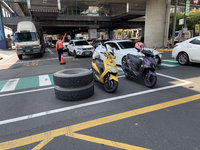 桃園曳引車右轉輪胎脫落滾撞2機車騎士 釀1傷