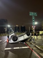 台中凌晨北屯區路口汽車碰撞 釀1車翻覆3人傷