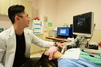 甲狀腺良性腫瘤卡喉  85歲婦就醫助打開話匣子