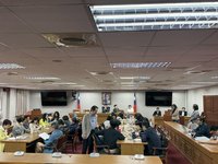 周萬來進行國會擴建報告 民進黨團搶先進入會議室