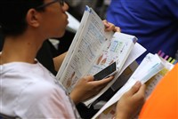 兒盟調查：逾7成兒少愛黏螢幕 過度依賴社群媒體