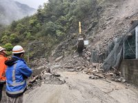 中橫便道遇雨又坍方  持續搶通中