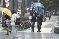 西半部白天高溫上看29度 北部零星短暫雨