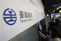 台鐵通宵至新埔段彩帶纏電車線 清除維修影響10列次