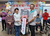 澎湖老人之家復康巴士老舊 劉陳昭玲捐贈逾百萬新車