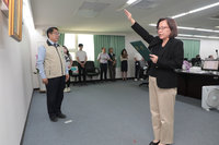 經發局長張婷媛上任  黃偉哲勉推動產業向上