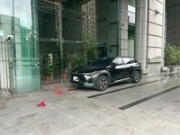 交通部大門遭扔點燃鞭炮波及停放車 警方追查