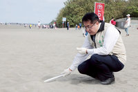 黃偉哲參與淨灘  鼓勵民間團體認養海岸