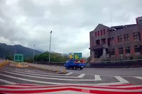 貨車後車斗載信眾上國5  警方攔停開單直呼超扯
