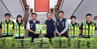 馬公城隍廟贈反光背心  澎警執勤添利器