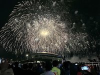 新北市美術館秀300秒煙火  光雕為建築披上新衣