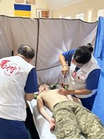 馬偕醫療團5度赴烏克蘭 中醫針灸拔罐大受歡迎