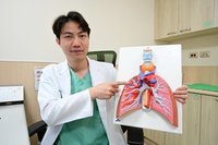 老菸槍愛飆歌狂咳中氣變差  確診早期肺癌