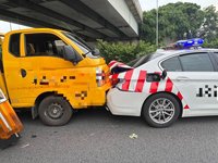 國1台中段國道警車處理事故遭追撞 自小客駕駛輕傷