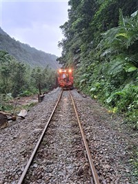 台鐵平溪線路線旁火災 三貂嶺到十分間列車延誤