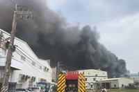 桃園工廠大火竄黑煙  現場存放油品搶救中