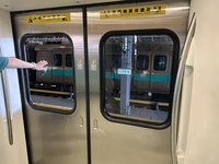 高雄捷運行駛中車門玻璃脫落 影響250旅客
