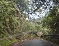 三峽北111縣道部分路段土石崩落  雙向無法通行
