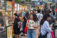立院三讀增放假日 工商團體：放1天假產業損失300億