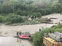 台中溪水暴漲13移工受困沙洲 警消船艇救援脫困