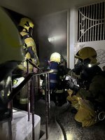 高雄鳳山5層樓公寓深夜惡火  父子送醫搶救不治