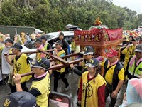 粉紅超跑魅力大 台鐵通霄及白沙屯站單日運量飆新高