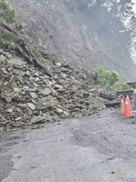 力行產業道路落石坍方阻斷雙向交通 天氣穩定後搶修