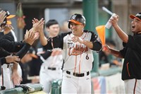 獅隊台南主場辦簽名會 唐肇廷、傅于剛感謝球迷相挺