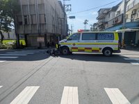 宜蘭救護車與機車相撞 女騎士噴飛小腿骨折
