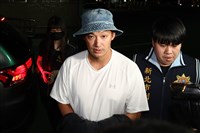 威廉涉妨害兵役50萬交保 未回應提問離去