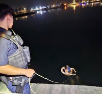 愛犬碼頭邊落水高雄男急跳抱狗險溺水 警消拉上岸