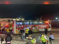 客運自撞  觀光署：若外籍旅客求助可提供聯繫管道