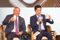 台北國際城市論壇  蔣萬安舉鮮奶週報談創新健康