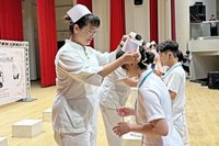 弘光科大舉辦加冠典禮 家長為子女加冠象徵護理傳承