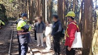 阿里山林鐵嚴格取締遊客違規行走軌道 半年已11人受罰