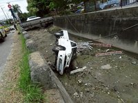 台中大雅碰撞事故2人受傷  小貨車翻落水溝