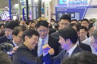 賴總統逛電腦展 參觀華碩、鴻海9攤位同台科技大咖