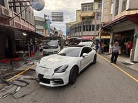疑感情糾紛駕車衝撞民宅 男涉公共危險送辦