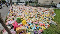 三峽車禍 民眾湧入事故現場獻花、寫卡片悼念