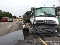 國1圓山段砂石車疑撞客運釀1傷  一度回堵