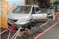 台南男子疑癲癇發作駕車衝撞1死1傷 5萬元交保