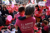 義大利承認女同志伴侶子女合法性 出生可登記2位母親