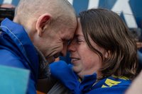 記者在現場／烏俄千人換俘計畫 獲釋者激動擁抱家人感恩重生