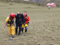 男山友摔傷大水窟山屋待援 空勤吊掛送醫無大礙
