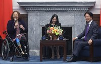 美國會議員接連來訪 達克沃斯訪台將晉見賴總統